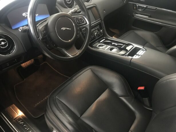 Jaguar XJ Premium Luxury 3.0 Diesel Automaat bei Garage De Poorter in 8530 Harelbeke